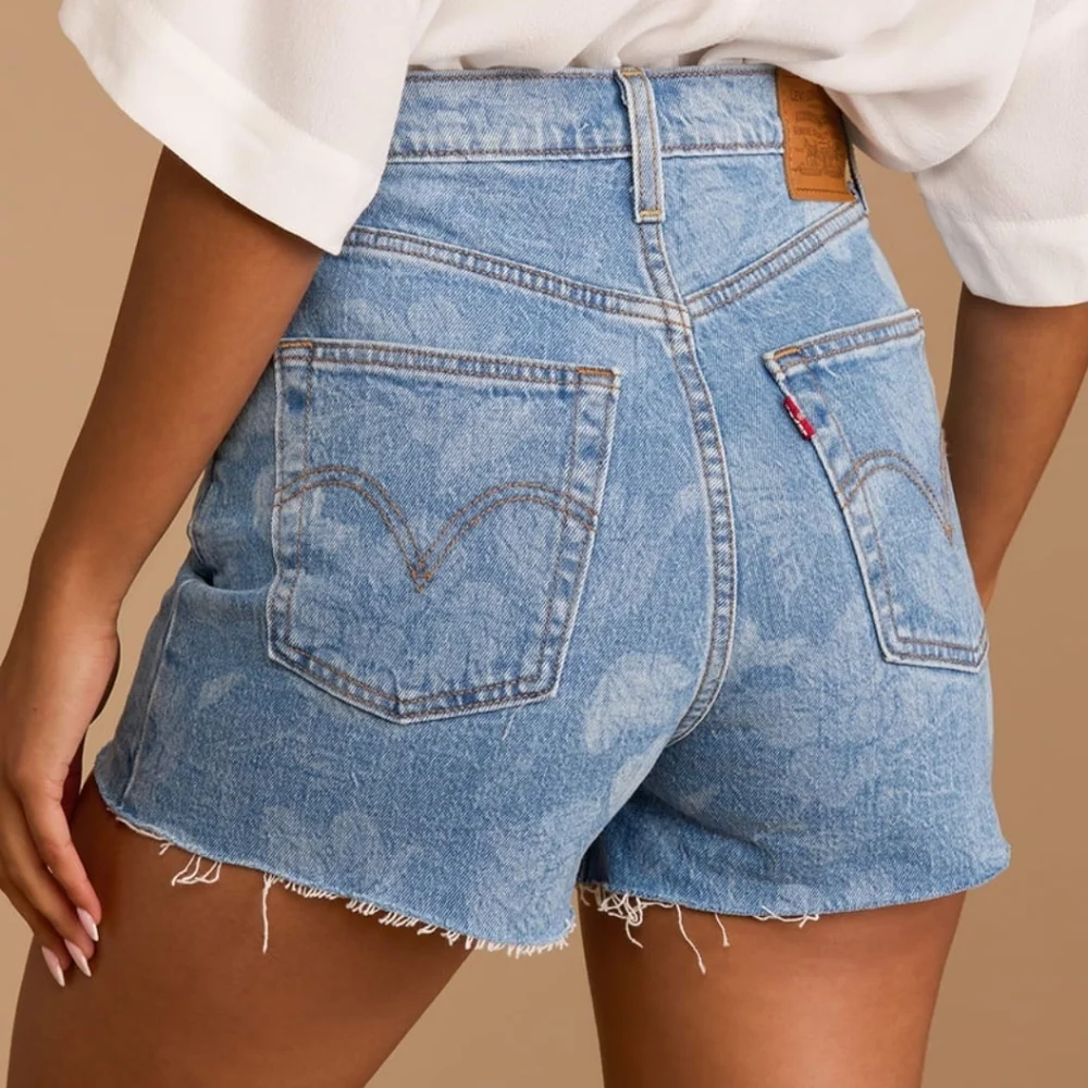 Levi’s Ribcage Denim High Rise Waisted Shorts - Picture 1 of 9